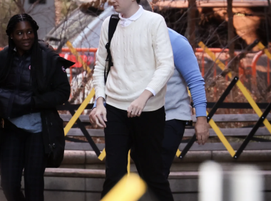 巴伦今日首次返校专注大学生活，老爸川普却忙着挥舞大棒，废掉教育部